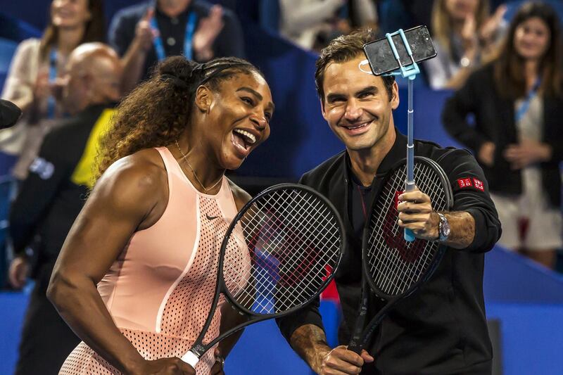 Serena Williams of the US (L) and Roger Federer of Switzerland (R) take a selfie following their mixed doubles match on day four of the Hopman Cup tennis tournament in Perth January 1, 2019. (Photo by TONY ASHBY / AFP) / -- IMAGE RESTRICTED TO EDITORIAL USE - STRICTLY NO COMMERCIAL USE --