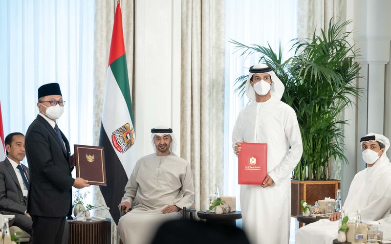 Sheikh Mohamed and Mr Widodo witness an MOU ceremony for a Comprehensive Economic Partnership Agreement between the UAE and Indonesia. Also present were Sheikh Mansour bin Zayed, Deputy Prime Minister and Minister of Presidential Affairs, Minister of Economy Abdulla bin Touq, and Zulkifli Hasan, Minister of Trade of Indonesia.