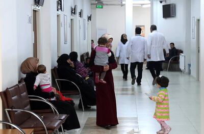 This picture taken on February 22, 2018 shows Syrian patients waiting to be seen by Syrian doctors at a Migrant Health Center in Ankara on February 22 2018.  
The Ankara centre's medical team is partly made up of Syrian refugees. / AFP PHOTO / ADEM ALTAN