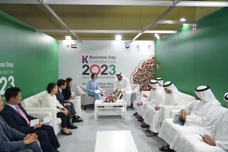 Abdullah bin Touq, UAE Minister of Economy, discusses bilateral economic relations with Lee Young, South Korean Minister of SMEs and Startups. Photo: Ministry of Economy