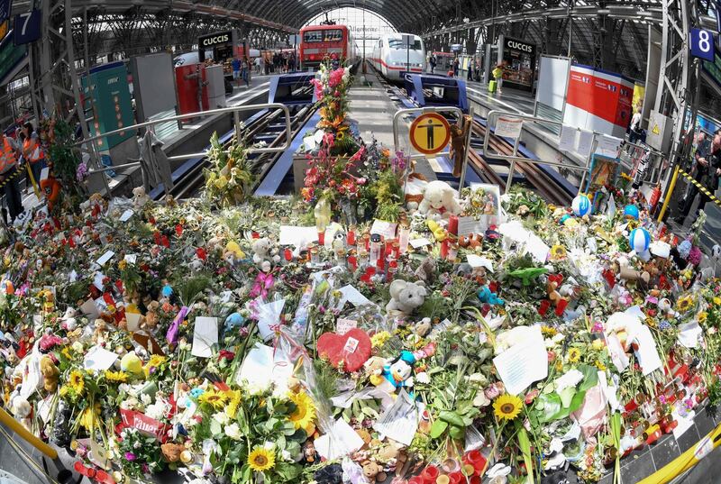 TOPSHOT - A picture taken on August 5, 2019 at Frankfurt am Main's central stration shows flowers that people left to pay tribute to an eight-year-old boy who died after he was pushed under a train a week earlier. The horrific crime has dominated newspaper front-pages and TV news bulletins, and led politicians to call for heightened security, more camera surveillance and tighter border controls.  - Germany OUT
 / AFP / dpa / Arne Dedert
