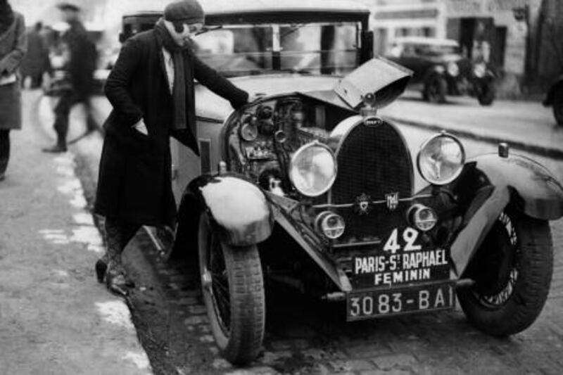 In the 30's in Paris, this young female pilot Renée FRIDERICH inspecting her BUGATTI Royale' s motor before the start of the rallye Paris-Saint Raphaël (Alpes Maritimes department).
Dans les années 1930, à Paris, cette jeune femme pilote Renée FRIDERICH inspecte le moteur de sa voiture BUGATTI Royale avant le départ du rallye Paris-Saint Raphaël (Alpes Maritimes).