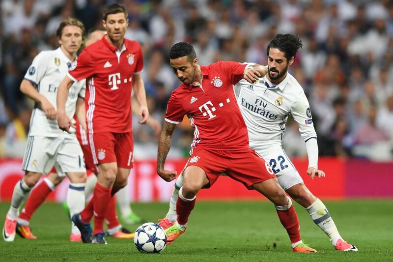 Thiago Alcantara of Bayern Munich holds off Isco of Real Madrid. Shaun Botterill / Getty Images