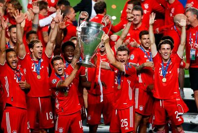 Bayern Munich players celebrate with the trophy after the UEFA Champions League final football match between Paris Saint-Germain and Bayern Munich at the Luz stadium in Lisbon on August 23, 2020. / AFP / POOL / MATTHEW CHILDS
