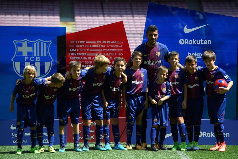 Barcelona's new Brazilian midfielder Paulinho poses with young Barca fans during his official presentation at Camp Nou in Barcelona on August 17, 2017. Lluis Gene / AFP