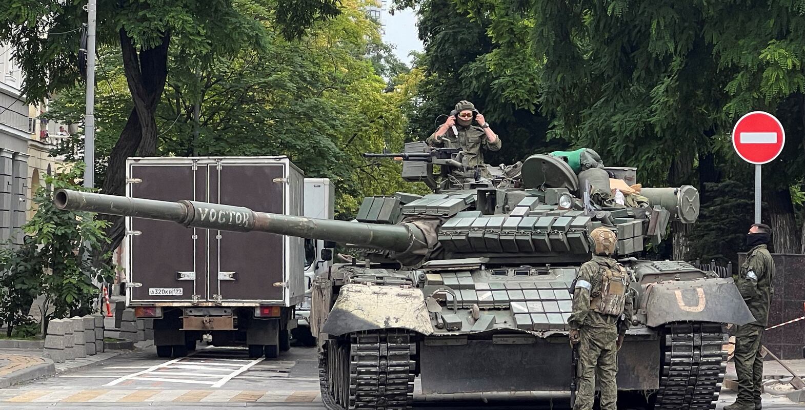 Fighters of Wagner private mercenary group are seen in a street near the headquarters of the Southern Military District in the city of Rostov-on-Don, Russia, June 24, 2023. REUTERS/Stringer