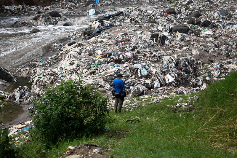 Rubbish covers the banks of the Las Vacas river. AFP 