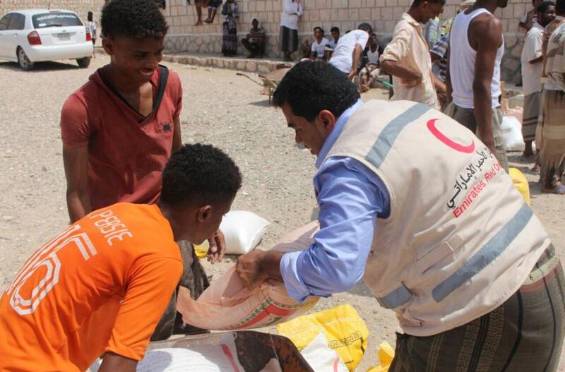  Emirates Red Crescent distributes 2,500 food baskets to underprivileged families in the city of Mukalla. Wam