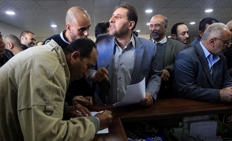 Government employees of the Palestinian Authority gather to return to work at the headquarters of the Palestinian Finance Ministry in Gaza City on November 29, 2017. / AFP PHOTO / MOHAMMED ABED