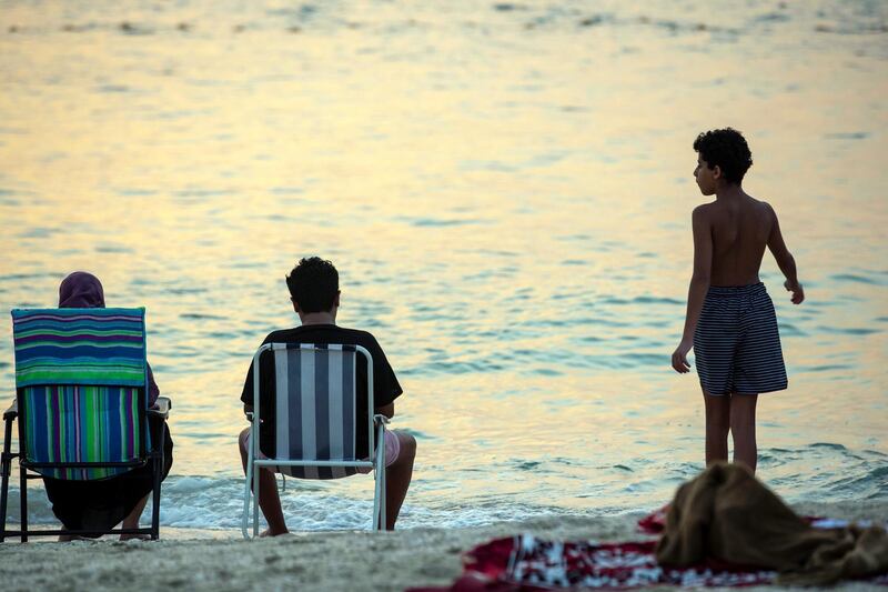DUBAI, UNITED ARAB EMIRATES. 28 AUGUST 2020. STANDALONE. Wether and sunset. Residents enjoy the last rays of sunshine near Kite Beach on a semi overcast day. (Photo: Antonie Robertson/The National) Journalist: None. Section: National.