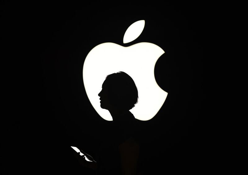 (FILES) In this file photo taken on September 09, 2015 a reporter walks by an Apple logo during a media event in San Francisco, California. Apple on July 30, 2020, reported higher profits in the past quarter, with strong gains in sales of wearables, accessories and services amid a global pandemic. / AFP / Josh Edelson
