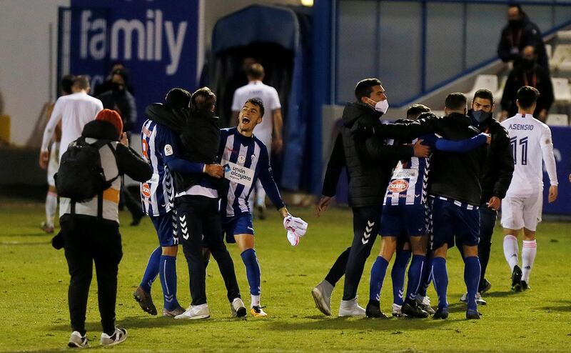 Alcoyano players celebrate their victory against Real Madrid. EPA