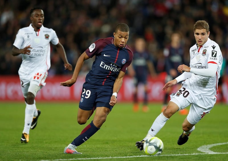 Soccer Football - Ligue 1 - Paris St Germain vs OGC Nice - Parc des Princes, Paris, France - October 27, 2017   Paris Saint-Germain’s Kylian Mbappe in action with Nice's Maxime Le Marchand   REUTERS/Gonzalo Fuentes