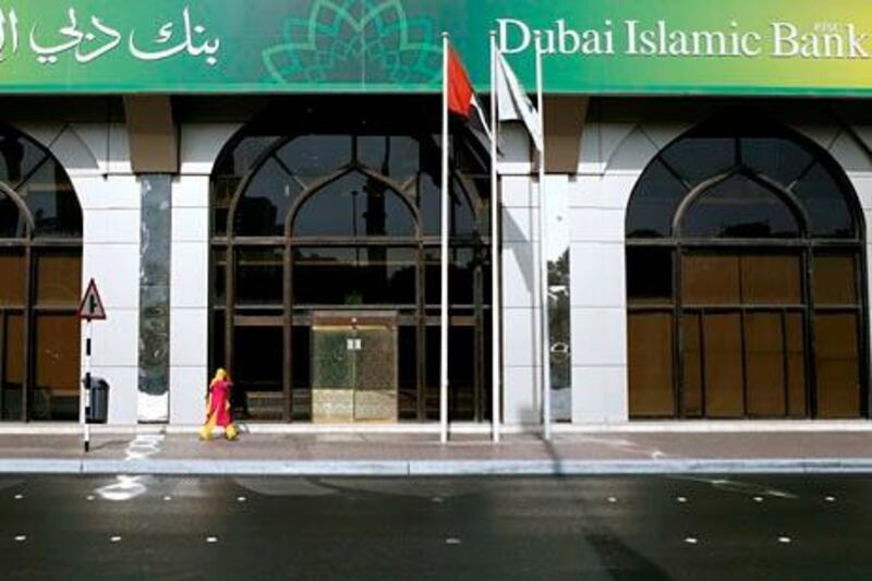 ABU DHABI, UNITED ARAB EMIRATES - October 21, 2008: Pedestrian traffic in front of Dubai Islamic Bank on Airport Road in Abu Dhabi.
( Ryan Carter / The National ) *** Local Caption ***  RC029-Banks.JPGRC029-Banks.JPG