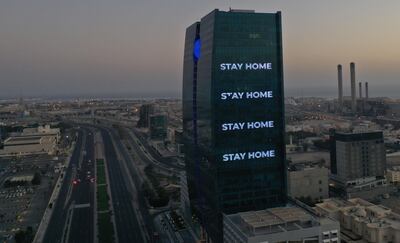 An aerial view shows deserted streets in the Saudi coastal city of Jeddah on April 21, 2020, as the message "stay home" is displayed on a tower during the novel coronavirus pandemic crisis. / AFP / BANDAR ALDANDANI
