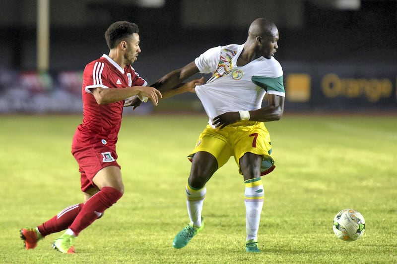 Senegal's Moussa Sow (R) vies for the ball with Equatorial Guinea's  Ruben Belima Rodriguez during the 2019 Africa Cup of Nations qualifying football match between Senegal and Equatorial Guinea in Dakar on June 10, 2017. / AFP PHOTO / SEYLLOU