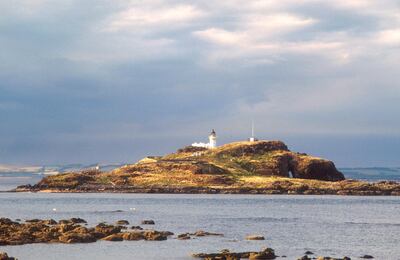 LOOKING OVER TO FIDRA ISLAND- A SMALL ISLAND IN THE FIRTH OF FORTH WITH A LIGHTHOUSE AND A POPULAR HAUNT FOR SEA BIRDS, FROM YELLOWCRAIGS BEACH NEAR NORTH BERWICK, EAST LOTHIAN.