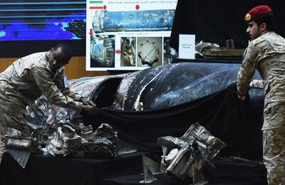 Saudi soldiers reveal the remains of missiles, that a military coalition led by Saudi Arabia claim are Iranian during a press conference at the Armed Forces club in Riyadh on March 26, 2018.
A military coalition led by Saudi Arabia threatened retaliation against Iran, accusing the Shiite power of being behind multiple Yemeni rebel missile attacks on the kingdom. / AFP PHOTO / FAYEZ NURELDINE