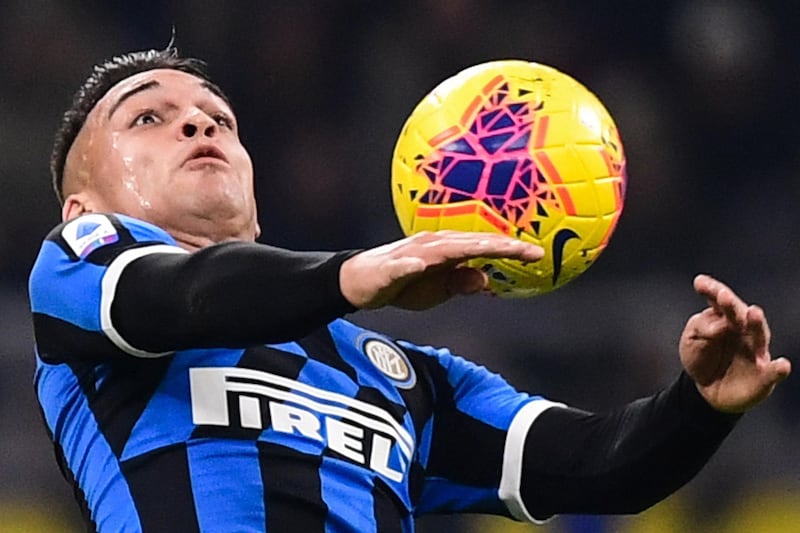 Inter Milan's Argentinian forward Lautaro Martinez chest controls the ball during the Italian Serie A football match Inter Milan vs AS Rome on December 6, 2019 at the San Siro stadium in Milan. / AFP / Miguel MEDINA
