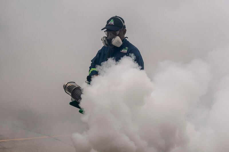 A Worker fumigates against the Aedes aegypti --the mosquito that can spread dengue fever-- in a neighbourhood in Panama City, on April 18, 2020. Central America faces a 'time bomb' with the growing cases of dengue as the rainy season begins in the region, while its health systems remain alert to the expansion of the new coronavirus. / AFP / Luis ACOSTA
