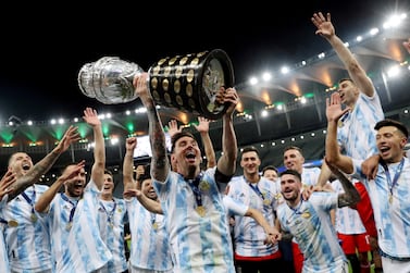 FILE PHOTO: Soccer Football - Copa America  2021 - Final - Brazil v Argentina - Estadio Maracana, Rio de Janeiro, Brazil - July 10, 2021 Argentina's Lionel Messi and teammates celebrate winning the Copa America with the trophy REUTERS / Amanda Perobelli / File Photo