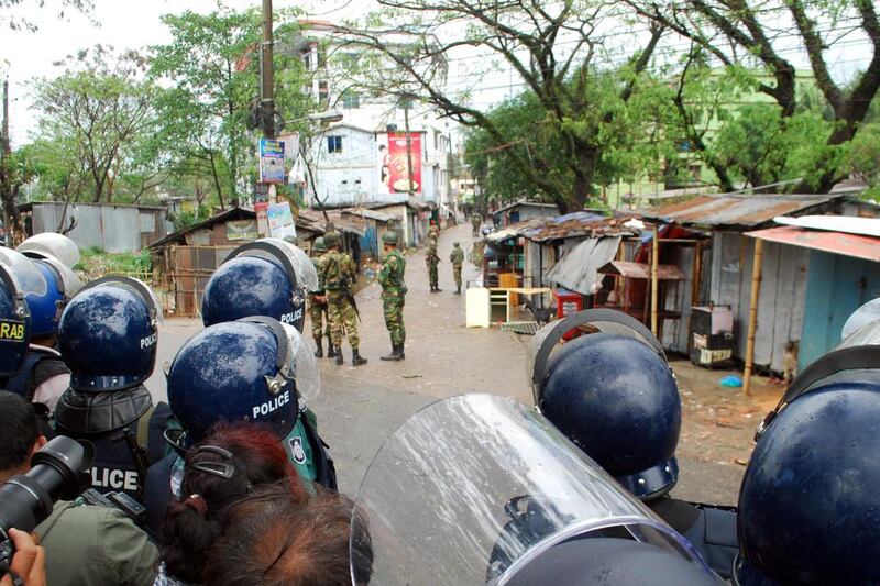 Bangladesh police and Army commandos take part in an operation to stormed an extremist hideout in Sylhet on March 25, 2017.  AFP

