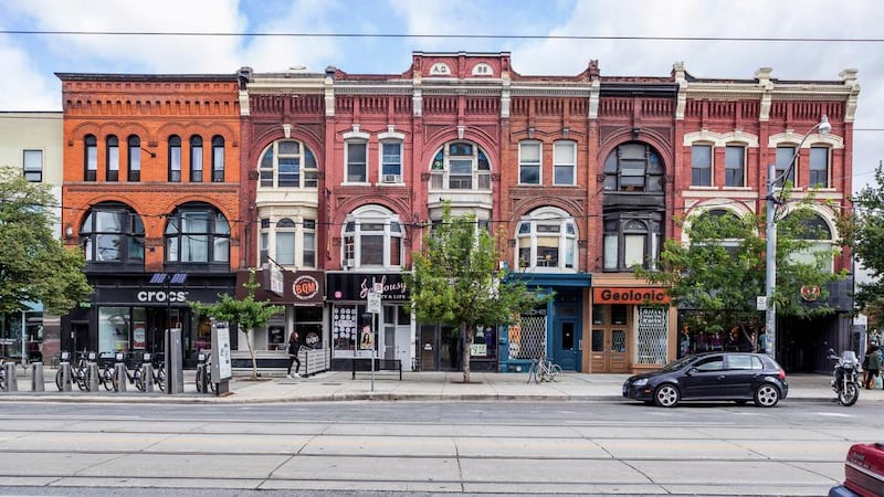 Shops and apartments in Queen Street West, the central street of the Toronto district West Queen West. Eden Breitz / Alamy Stock Photo