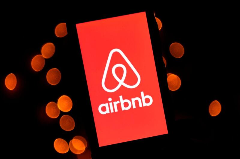 (FILES) This file illustration photo taken on November 22, 2019 shows the logo of the online lodging service Airbnb displayed on a smartphone in Paris. Home-sharing startup Airbnb on August 19, 2020 said it has confidentially filed with US regulators for an initial public offering. The number of shares and price has yet to be determined, according to the San Francisco-based company. / AFP / Lionel BONAVENTURE
