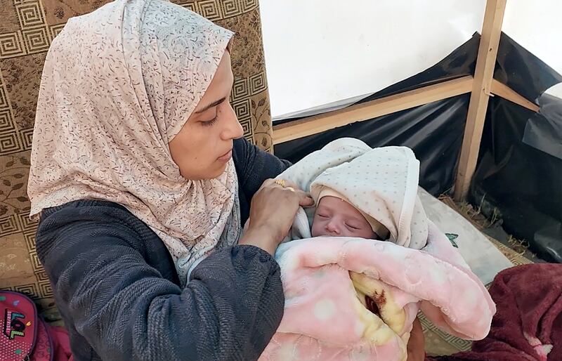 Rana Hamadona with her baby girl in a tent in the Gaza Strip. Screenshot taken from a video by Osama Al Kahlout