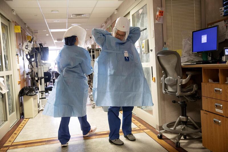 Nurse Kate Knepprath dons PPE as she prepares to enter the room of a coronavirus disease (COVID-19) patient being treated at UW Health University Hospital in Madison, Wisconsin, U.S. November 18, 2020.  REUTERS/Daniel Acker