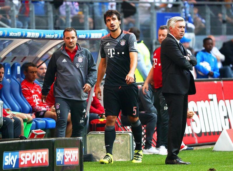 Bayern Munich's Mats Hummels, centre, walks past coach Carlo Ancelotti, right, as he leaves the pitch due to an injury during the German Bundesliga match against Hamburg on September 24, 2016. Christian Charisus / EPA