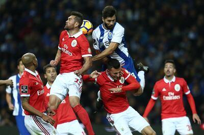 epaselect epa06362670 FC Porto's player Felipe (C-R) in action against Benfica's player Jardel (C-L) during their Portuguese First League soccer match held at Dragao stadium in Porto, Portugal, 01 December 2017.  EPA/MANUEL ARAUJO