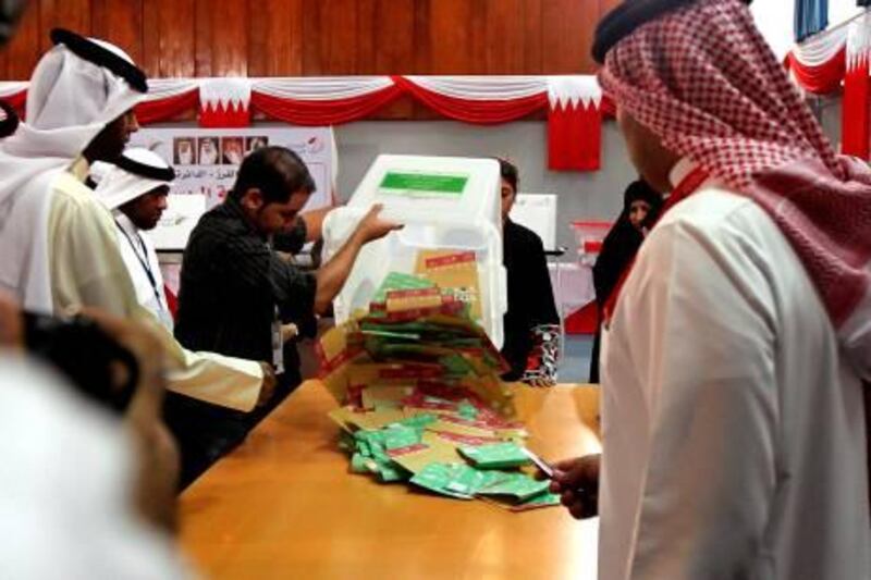 Members of the Bahraini voting committee start counting the ballots at voting station in Isa city at the end of the voting day, October 23, 2010. Bahrainis voted for the third time since reforms which turned the Gulf state into a constitutional monarchy, with the Shiite majority demanding an easing of the Sunni dynasty's grip on power.  AFP PHOTO/MARWAN NAAMANI

 *** Local Caption ***  488074-01-08.jpg