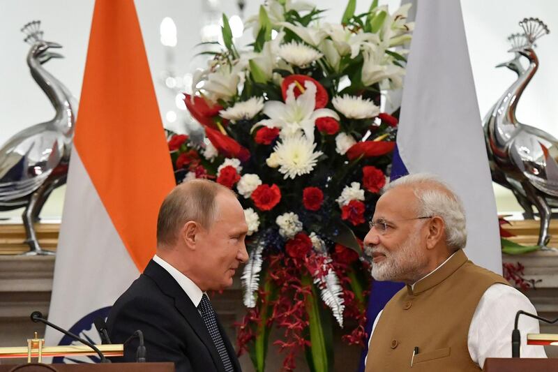 Russian President Vladimir Putin (L) and Indian Prime Minister Narendra Modi shake hands after delivering a joint statement following their talks at Hyderabad House in New Delhi on October 5, 2018. / AFP / POOL / Yuri KADOBNOV
