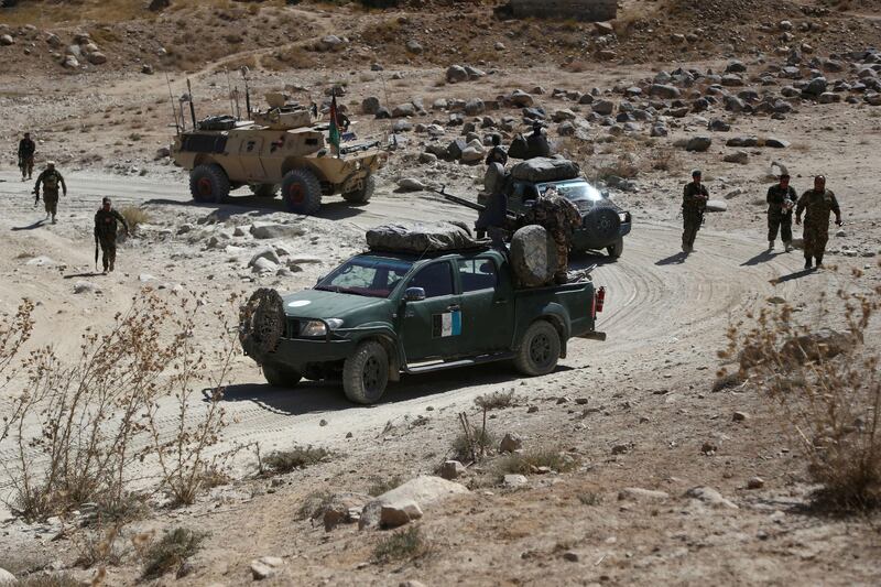 In this photograph taken on September 24, 2017, Afghan security personnel take part in a patrol during an operation against Taliban militants in the Jaghatu District of Ghazni Province. / AFP PHOTO / Zakeria HASHIMI