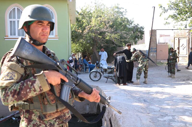 epa08634123 Afghan soldiers stand guard at a mourning procession during Islamic sacred month of Muharram, in Herat, Afghanistan, 29 August 2020. S?hiite Muslims are observing the holy month of Muharram, the climax of which is the Ashura festival that commemorates the martyrdom of Imam Hussein, a ?grandson of the Prophet Mohammed, in the Iraqi city of Karbala in the seventh century.  EPA/JALIL REZYEE