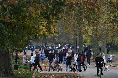 People exercise in Green Park in central London on November 8, 2020 during a second national lockdown designed to contain soaring infections of the novel coronavirus. / AFP / DANIEL LEAL-OLIVAS