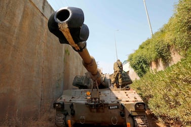 A self-propelled howitzer is pictured near Moshav Sde Eliezer, in northern Israel along the border with Lebanon on July 26, 2020. / AFP / JALAA MAREY