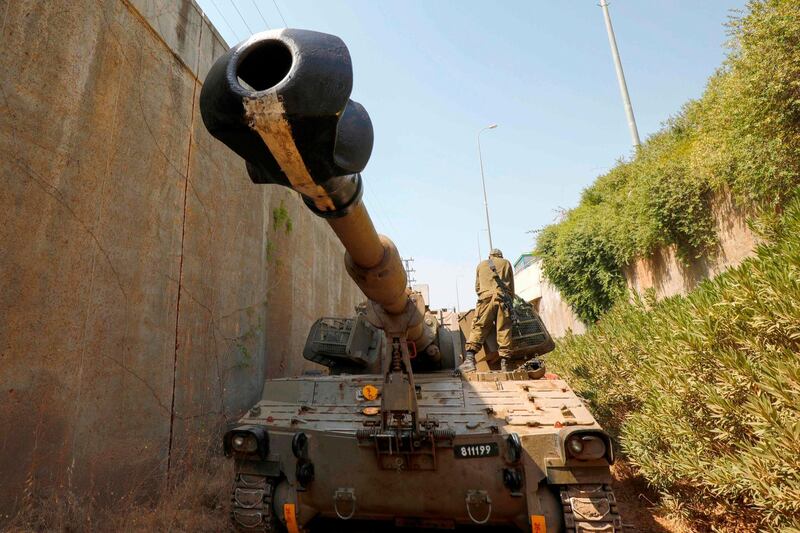 A self-propelled howitzer is pictured near Moshav Sde Eliezer, in northern Israel along the border with Lebanon on July 26, 2020.  / AFP / JALAA MAREY
