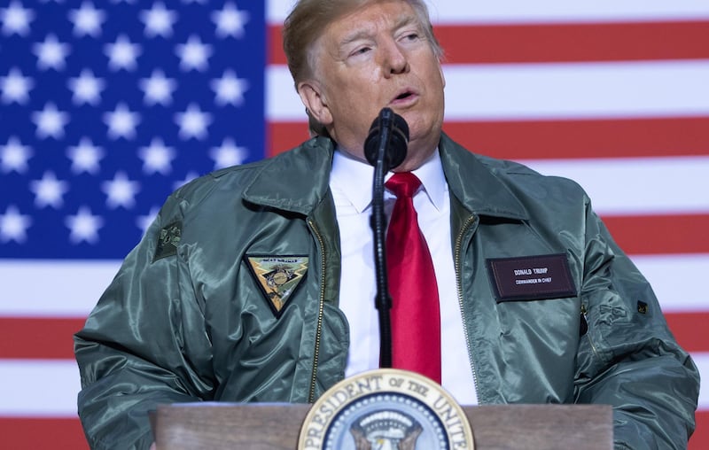 TOPSHOT - US President Donald Trump speaks to members of the US military during an unannounced trip to Al Asad Air Base in Iraq, December 26, 2018. President Donald Trump arrived in Iraq on his first visit to US troops deployed in a war zone since his election two years ago / AFP / SAUL LOEB
