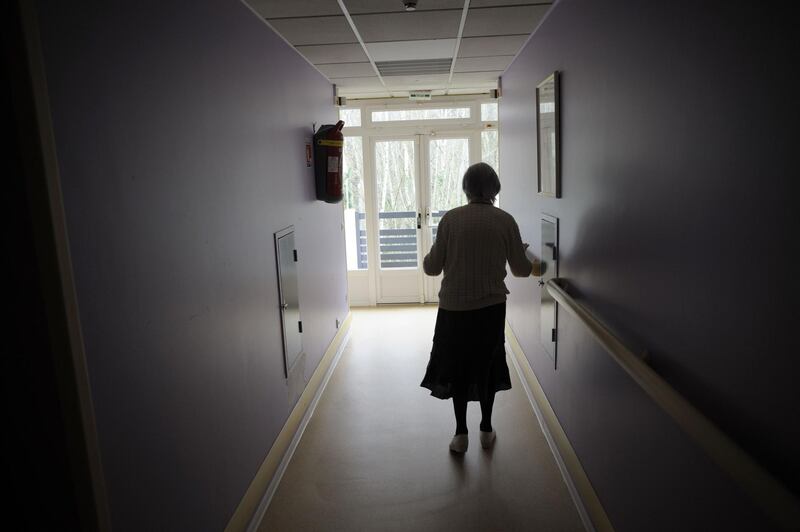 (FILES) In this file photo taken on March 18, 2011 a woman, suffering from Alzheimer's desease, walks in a corridor in a retirement house in Angervilliers, eastern France.    Construction has started on May 30, 2018 on the first "Alzheimer village" near Dax, France, the second in Europe, where new forms of medical support will be experimented.  / AFP / SEBASTIEN BOZON
