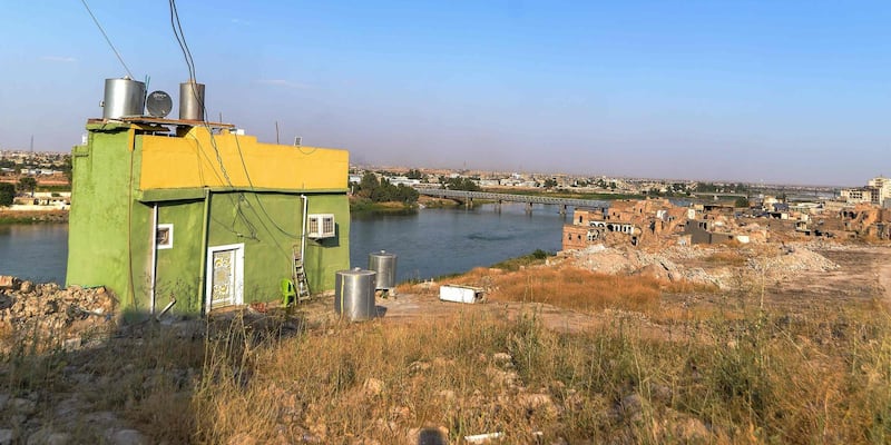 The northern Iraqi city of Mosul on July 2, 2020 with a newly renovated house. Mosul was seized by the jihadists in 2014 during an offensive that saw them take control of large parts of Iraq and neighbouring Syria. The nine-month offensive to recapture Iraq's second city left many neighbourhoods in ruins. / AFP / Ahmad AL-RUBAYE AND Zaid AL-OBEIDI
