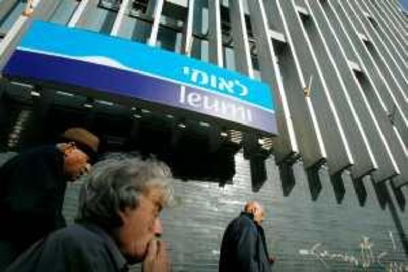 Israelis walk past a branch of Bank Leumi in Tel Aviv February 18, 2009. Bank Leumi, Israel's biggest bank in terms of market value, said it expects to post a fourth-quarter loss due to the deepening global financial crisis, following a similar warning by rival Hapoalim. According to the Israeli employment service, 19,719 employees lost their jobs in January.

REUTERS/Gil Cohen Magen (ISRAEL)