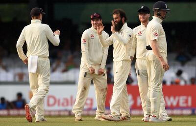 England's Moeen Ali (C) celebrates with teammates after dismissing Sri Lanka's Dimuth Karunaratne during the third day of the third Test match between Sri Lanka and England at the Sinhalese Sports Club (SSC) international cricket stadium in Colombo on November 25, 2018. / AFP / ISHARA S. KODIKARA
