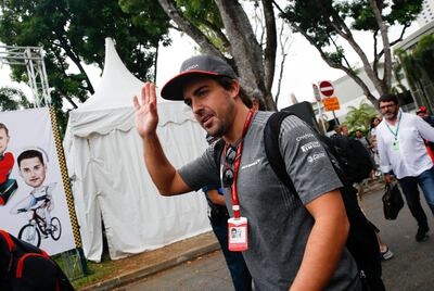 epa06205738 Spanish Formula One driver Fernando Alonso of McLaren Honda F1 Team arrives at the paddock before the first practice session at the Singapore Formula One Grand Prix night race at Marina Bay Street Circuit, Singapore, 15 September 2017. The Singapore Formula One Grand Prix will take place on 17 September 2017.  EPA/LYNN BO BO