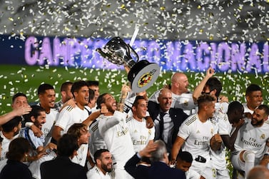 TOPSHOT - Real Madrid's players celebrate winning the Liga title after the Spanish League football match between Real Madrid CF and Villarreal CF at the Alfredo di Stefano stadium in Valdebebas, on the outskirts of Madrid, on July 16, 2020. / AFP / GABRIEL BOUYS