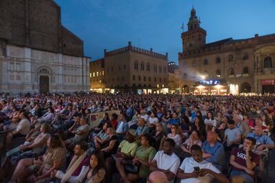 La città di Bologna, in Italia, diventa ogni estate un paradiso per gli appassionati di cinema che si accalcano per guardare i migliori film al festival Il Cinema Ritrovato.  Immagini Getty
