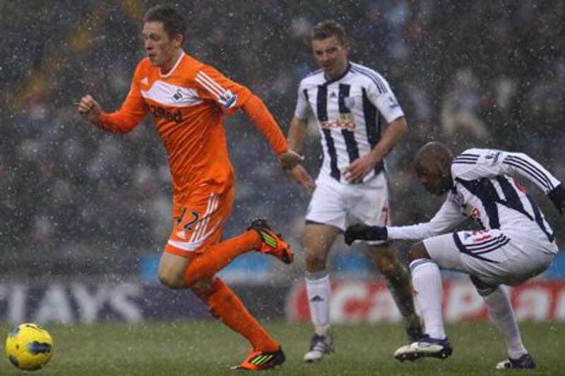 WEST BROMWICH, ENGLAND - FEBRUARY 04:  Gylfi Sigurdsson of Swansea moves away from Youssouf Mulumbu of West Brom during the Barclays Premier League match between West Bromwich Albion and Swansea City at The Hawthorns on February 4, 2012 in West Bromwich, England.  (Photo by Julian Finney/Getty Images)