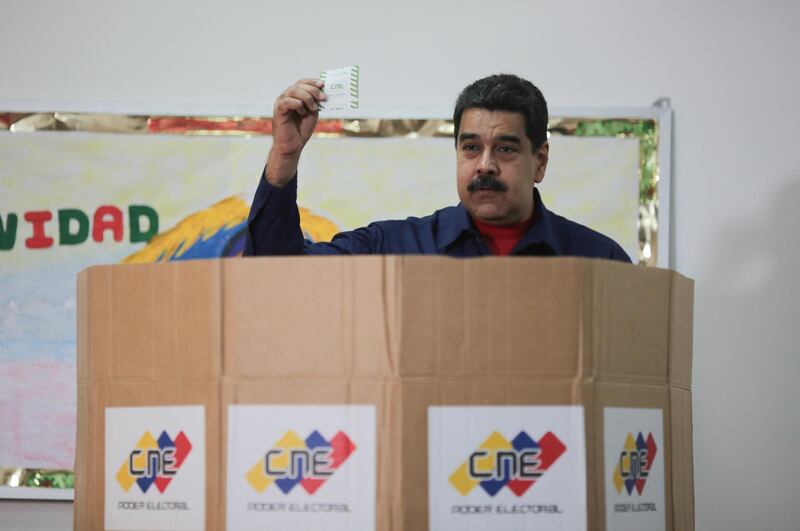 epa06382117 A handout photo made available by Miraflores shows Venezuelan President Nicolas Maduro, as he casts his vote, during the municipal elections in Caracas, Venezuela, 10 December 2017. Venezuela is holding elections for 335 mayoralties and the governorship of the western state of Zulia.  EPA/MIRAFLORES / HANDOUT  HANDOUT EDITORIAL USE ONLY/NO SALES