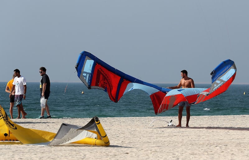 DUBAI , UNITED ARAB EMIRATES , OCT 1  ��� 2017 :- People getting ready for the Kite surfing at the Kite beach as weather is becoming cool in Dubai.  ( Pawan Singh / The National ) For Weekend